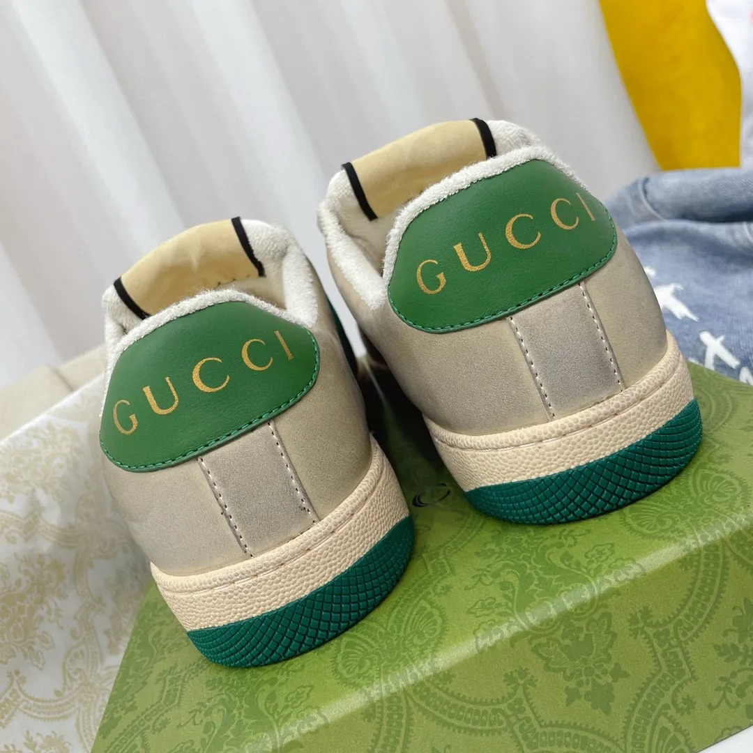 Ex-factory price: 540💰 GUCCI Gucci's newly upgraded back cover lining, top-notch old dirty shoes, classic casual sports shoes for couples, retro sneakers and old G family dirty shoes, updated at the counter simultaneously! ①The shoe upper has the same water-based edge coating process as the original version⚠️The ordinary oil edges on the market have a strong glue feel and are easy to fall off! Grade A first-layer nubuck leather (with pores)/matching computer embroidered double G cloth, high-density terry velvet lining. ② A PVC transparent small round mark sealing line is added to the details of the midsole. The mold is opened six times and the jewelry craftsmanship is used to customize the two-color double G buckle, striving to be the same as the original version. A pair of buttons is more than three times more expensive than ordinary buckles on the market. ③An old two-color washable label, the chip is placed on the outer waist of the right foot, the entire shoe is completely hollowed out with rubber technology, TUP material (rubber to distinguish the market) with the latest green packaging from the counter, 3D printed handbag, and a pair of shoelaces. There is no pressure when entering and exiting the counter. You can buy a 1:1 accurate replica of the original version and modify and upgrade it repeatedly. The details are perfectly restored, the materials are all customized, and they are truly top-notch. Please look at the details clearly to identify the quality. Upper: First-layer frosted cowhide/embroidered double G cloth. Lining: original high-density velvet lining. Foot pads: original pearlescent sheepskin. Outsole: private molded vacuum TPU material. Packaging: original top-grade full set packaging at the counter. Shoe size: women's size 35-40, men's size 39-44 (men's size 38, 45🉑️customized, non-returnable)